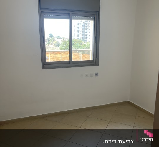 קיר לבן עם חלון גדול ללא ציוד צביעה
